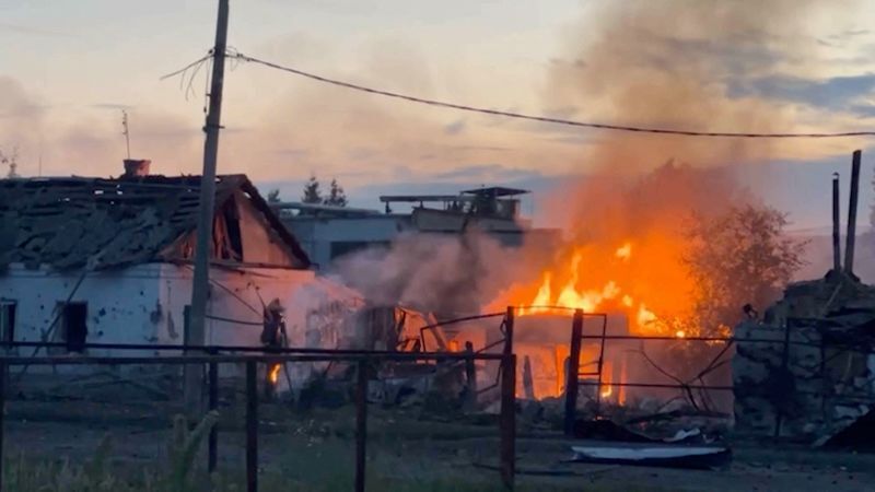 越境攻撃続くロシア南西部、焼け焦げたトラックに遺体　動画浮上