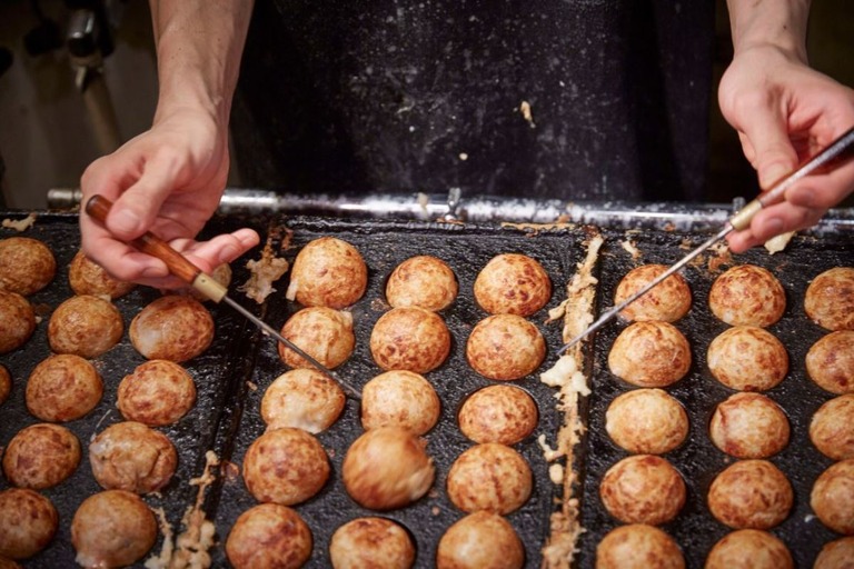 大阪名物のたこ焼きは必ず食べたい/Craig Ferguson/LightRocket/Getty Images