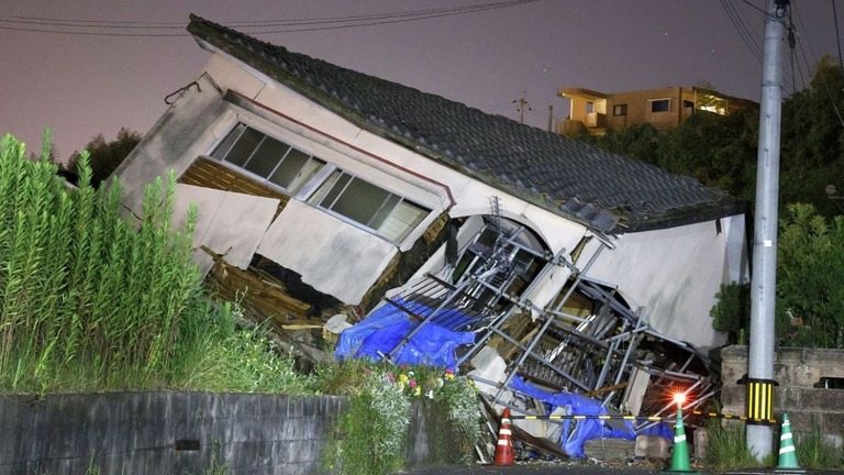 地震で損壊した建物＝８日、鹿児島県/Kyodo News/Getty Images