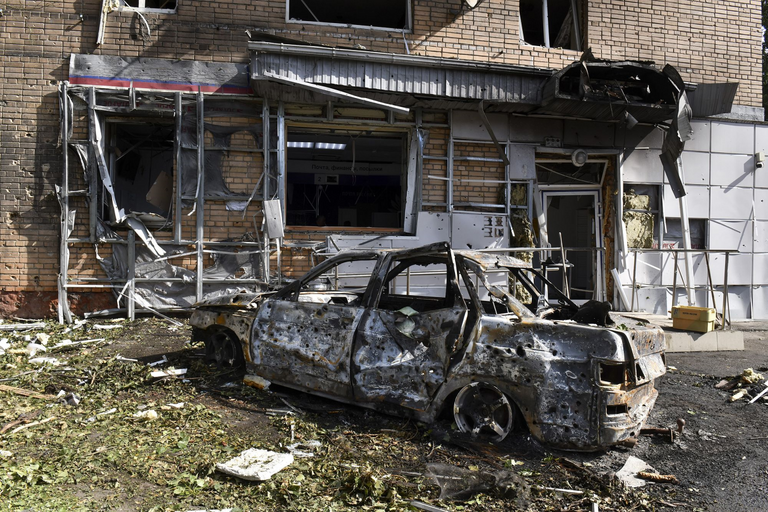 ウクライナの砲撃で損傷した住宅の前に、焼け焦げた車が見える＝１１日、クルスク州/AP via CNN Newsource