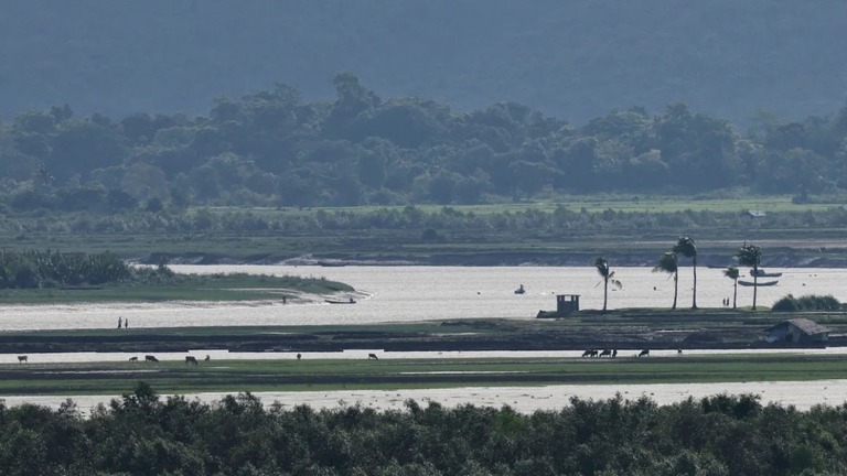 バングラデシュから見たミャンマー・ラカイン州マウンドー県の様子＝６月/Mohammad Ponir Hossain/Reuters/File