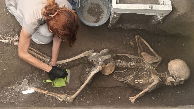 古代ローマの都市ポンペイの家屋にある小部屋から２体の遺骨が見つかった/Archeological Park of Pompeii