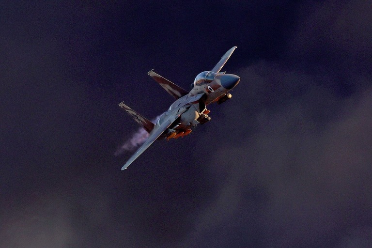 Ｆ１５Ｅストライクイーグル＝２０２３年６月２９日、イスラエル南部ベエルシェバ近郊/Jack Guez/AFP/Getty Images/File