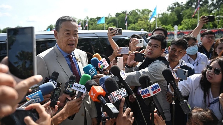 報道陣に対応するセター首相＝８月１４日、バンコク/Lillian Suwanrumpha/AFP/Getty Images