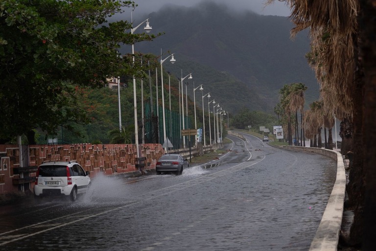 大雨の影響で冠水した道路＝１３日、カリブ海の仏領グアドループ島/Brian Nocandy/AFP/Getty Images