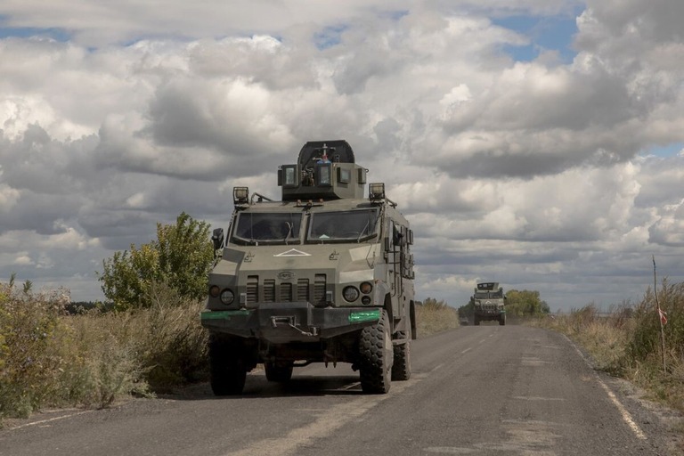 ウクライナ軍の装甲車＝１３日、スーミ州/Roman Pilipey/AFP/Getty Images