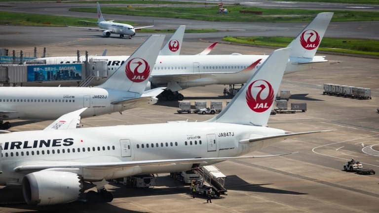 台風７号の影響により、日本航空と全日本空輸は羽田や成田を発着する約５００便について欠便を発表した/Kentaro Takahashi/Bloomberg/Getty Images