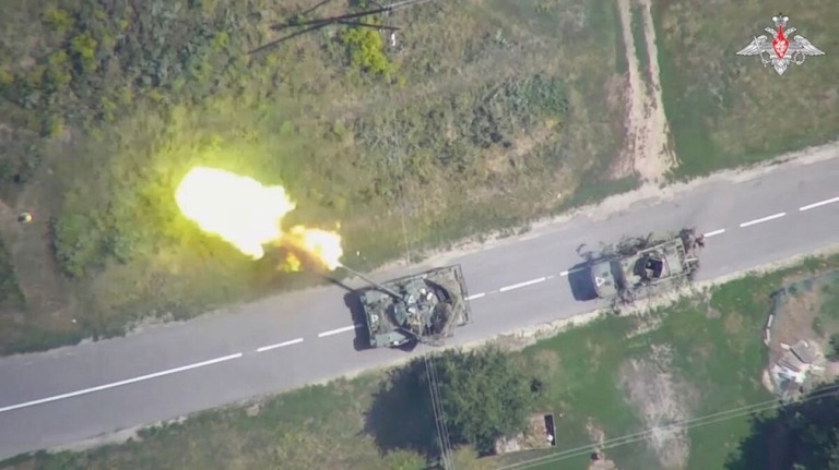 ８月１１日に公開された映像の一部。ロシア・クルスク州で発砲するウクライナ軍とみられる戦車/Russian Defence Ministry/Reuters