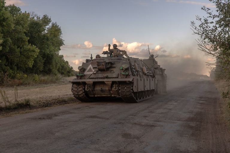 ウクライナ軍の装甲戦闘車＝１２日、ロシアとの国境を接するウクライナ北東部スーミ州
/Roman Pilipey/AFP/Getty Images