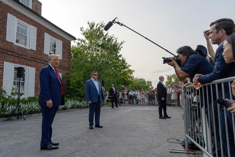 自身が所有する米ニュージャージー州のゴルフクラブの外で会見を開くトランプ氏（左）/Adam Gray/Getty Images via CNN Newsource