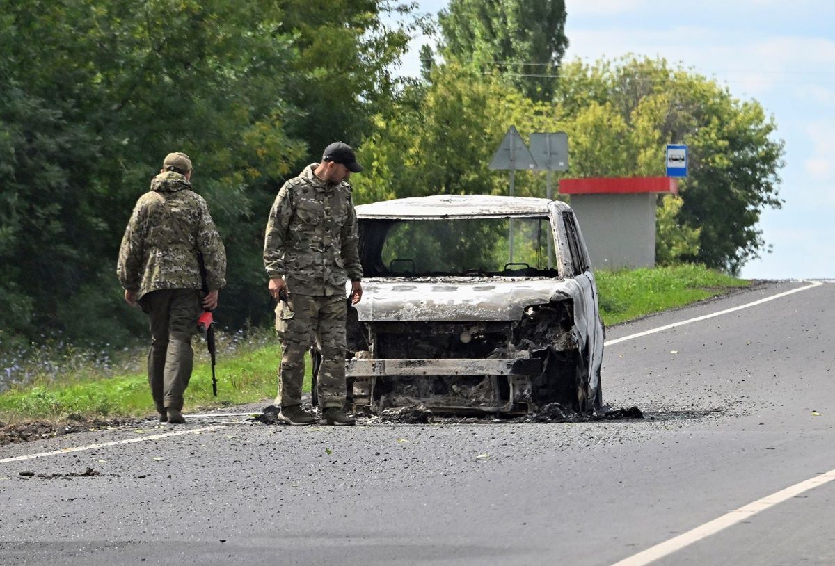 ロシア南西部のクルスクとスジャを結ぶ幹線道路に放置された炎上した車両＝９日撮影/Anatoliy Zhdanov/SIPAPRE/AP via CNN Newsource