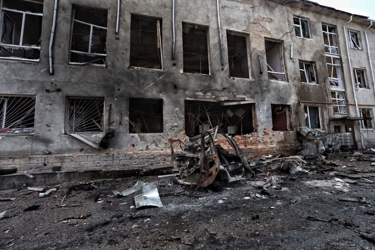 ウクライナが制圧したロシアの町スジャの様子。破壊された建物や車両が目に入る/Yan Dobronosov/AFP/Getty Images via CNN Newsource