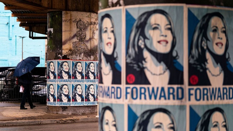 民主党の全国大会を前に、開催地のシカゴの街に貼られたハリス氏のポスター/Al Drago/Bloomberg/Getty Images