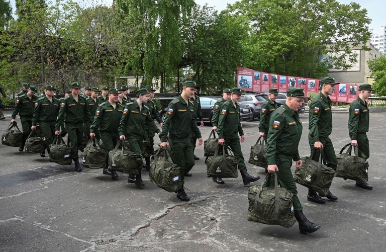 ロシア・バタイスクにある召集拠点から各駐屯地に向かう徴集兵たち/Sergey Pivovarov/Reuters via CNN Newsource