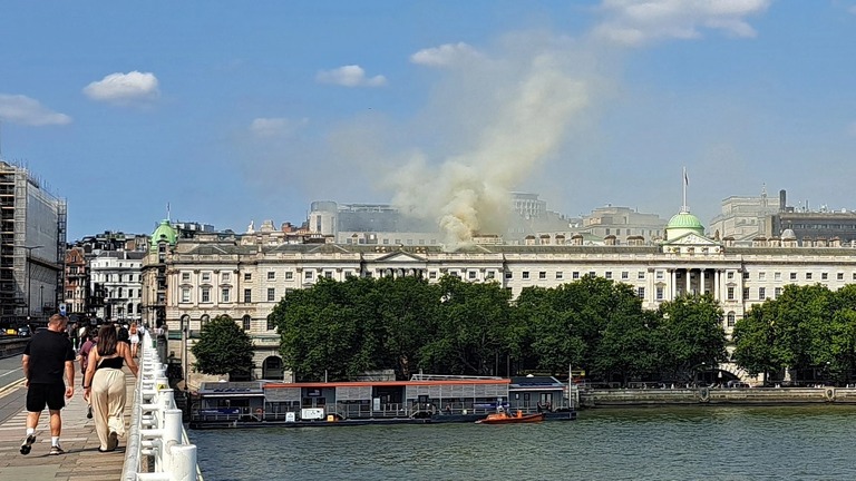 英国の歴史的建造物「サマセットハウス」で火災が発生した/James Rybacki/AFP/Getty Images