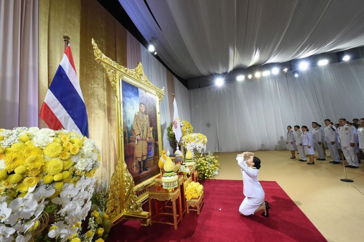 国王の肖像画に敬意を示すペートンタン・シナワット氏＝１８日、タイ首都バンコク/Royal Thai Government