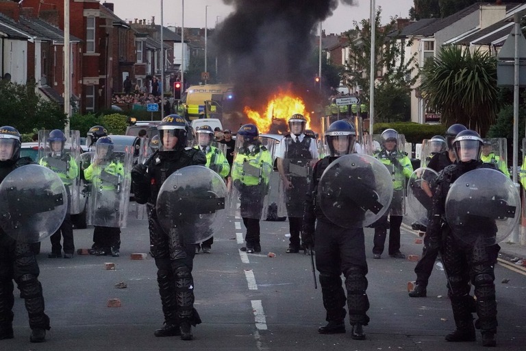 刺傷事件に関する抗議者を制圧する機動隊＝７月３０日、英サウスポート/Christopher Furlong/Getty Images