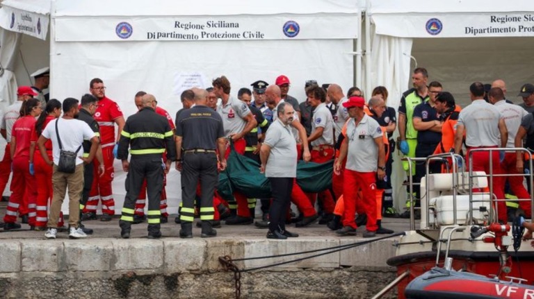 伊シチリア島沿岸で沈没した豪華ヨットから遺体が回収された/Louiza Vradi/Reuters