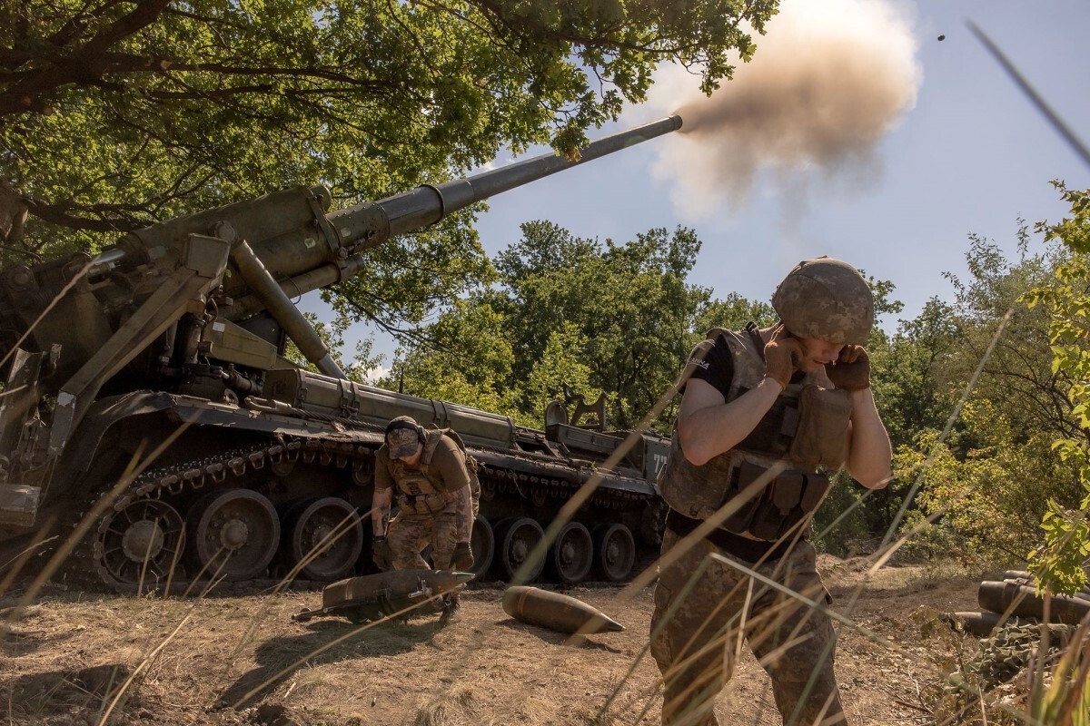 ロシア軍陣地に向けて砲撃するウクライナ軍の兵士/Roman Pilipey/AFP/Getty Images