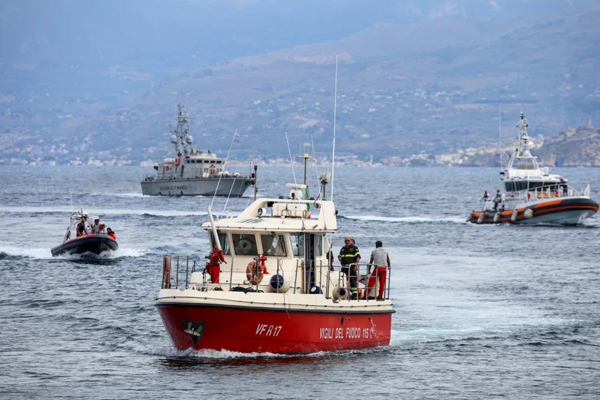 捜索を行う救助船＝２１日、イタリア・ポルティチェッロ沖/Louiza Vradi/Reuters