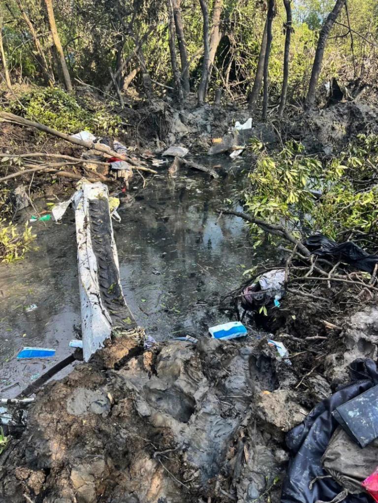 森の中に墜落した小型機の残骸/Chachoengsao's Public Relations Department/AP