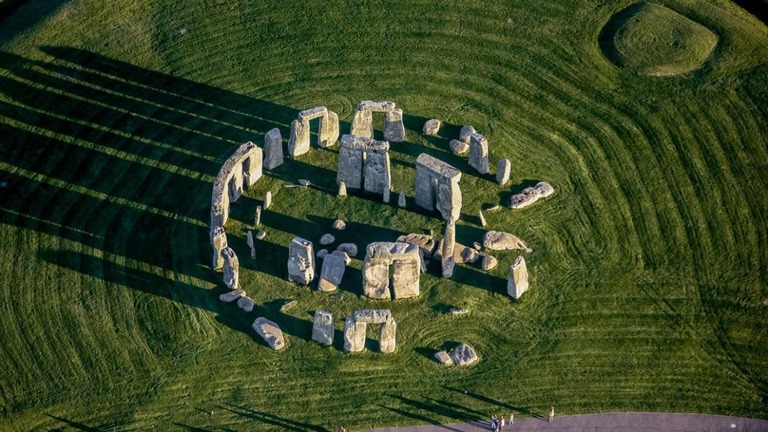 巨石遺跡ストーンヘンジの中心にある「祭壇石」について、およそ５０００年前に、７００キロ以上離れた場所から現在の場所まで運ばれたとの研究結果が発表された/David Goddard/Getty Images