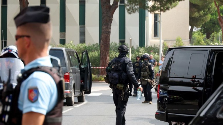 シナゴーグの周囲に立つ警官ら＝２４日、フランス・ラグランドモット/Pascal Guyot/AFP/Getty Images