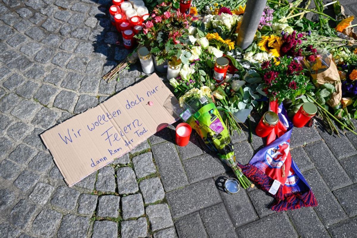 犠牲者に手向けられた花束＝２４日、ドイツ・ゾーリンゲン/Sascha Schuermann/Getty Images