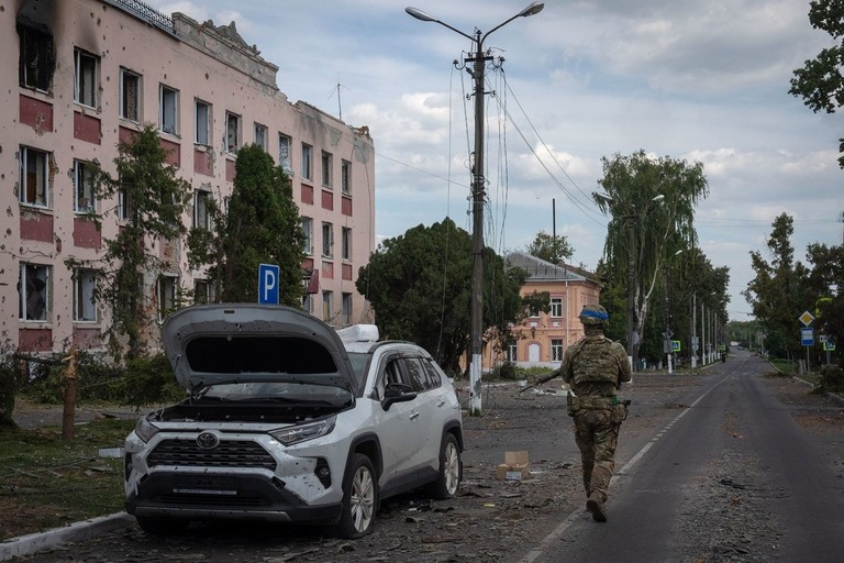 ウクライナ軍によるロシア南西部クルスク州への大胆な越境攻撃は情報戦と戦術的な敏しょう性の勝利と言える/AP/File via CNN Newsource