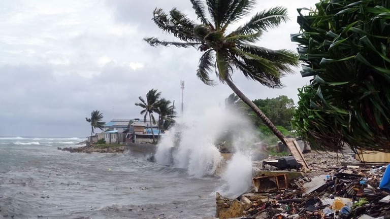 マーシャル諸島の首都マジェロの海岸に打ちつける波＝２０１９年１１月/Hilary Hosia/AFP/Getty Images/File