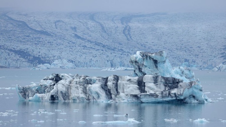 ブレイザメルクルヨークル氷河から分離した氷山がヨークルスアゥルロゥン氷河湖に浮かぶ様子＝２０２１年８月/Sean Gallup/Getty Images/File