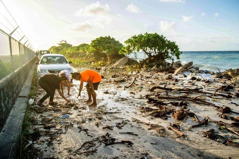 高潮によって、がれきに覆われた道路＝２０２１年１２月、マーシャル諸島/Chewy Lin/AFP/Getty Images/File