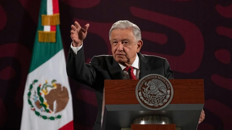 定例会見に臨むロペスオブラドール大統領＝２３日、メキシコ市/Yuri Cortez/AFP/Getty Images