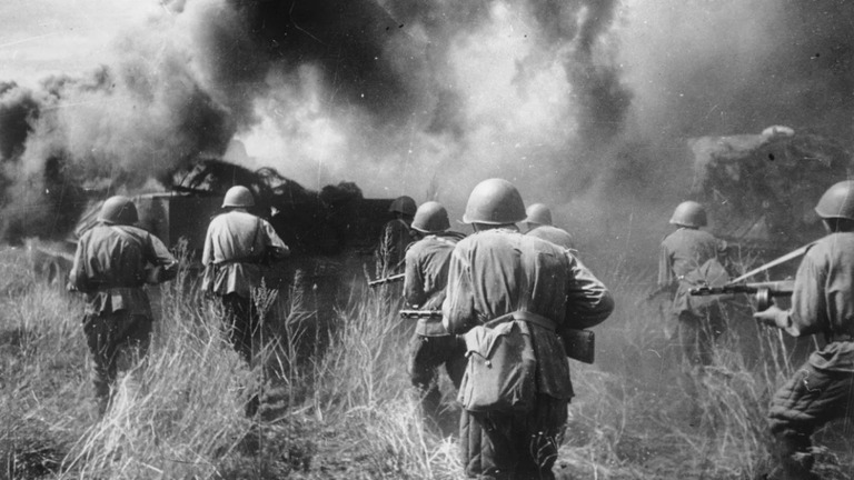 クルスクの戦いに従軍するソ連の歩兵。クルスクの戦いは１９４３年７月５日から８月２３日までドイツ軍とソ連軍の間で東部戦線にて行われた第２次世界大戦中の戦闘だった/Laski Diffusion/Hulton Archive/Getty Images