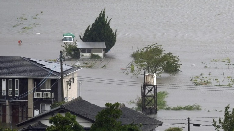 豪雨による洪水で冠水した農地＝大分県由布市/Kyodo/Reuters