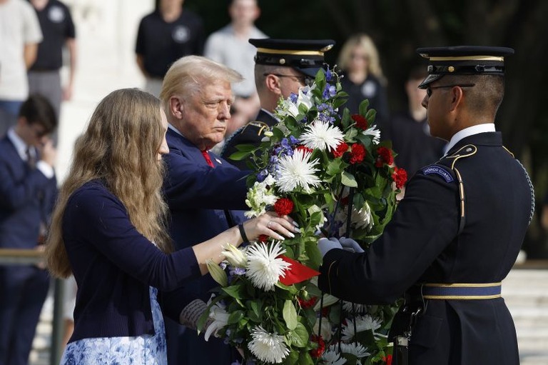 アーリントン国立墓地で、死亡した米兵の遺族と共に花輪を手向けるトランプ氏/Anna Moneymaker/Getty Images