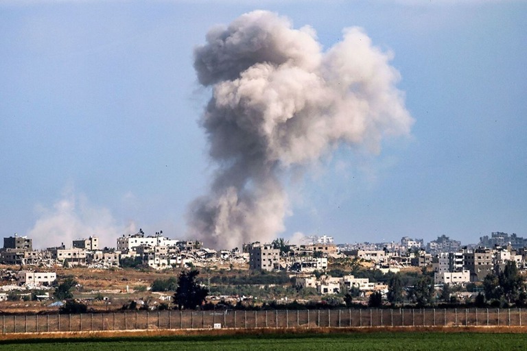 ガザ上空に立ち上る爆発の煙をイスラエルとの境界側から見た様子＝５月１３日/Jack Guez/AFP/Getty Images/File