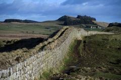 ハドリアヌスの長城は１２２年、ローマ帝国の境界を示すために建設が始まった。現在のイングランドの北方に約１１７キロにわたって伸びる