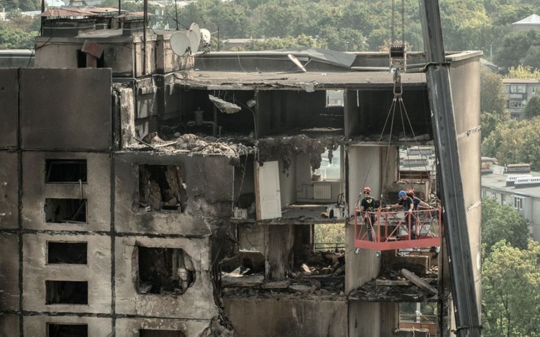 建物の被害の様子を調べる係官＝ウクライナ北東部ハルキウ州/Ivan Samoilov/AFP/Getty Images