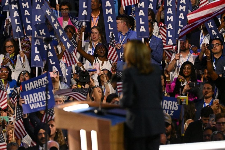 民主党全国大会で演説するハリス副大統領＝８月２２日、米イリノイ州シカゴ/Austin Steele/CNN