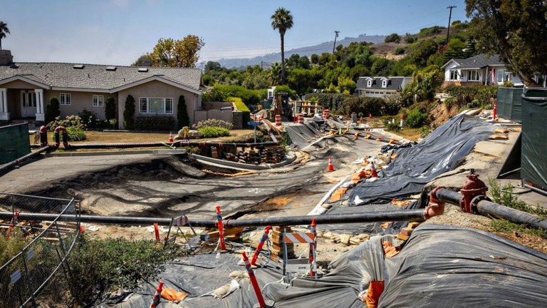 米カリフォルニア州ロサンゼルス近郊のランチョパロスベルデス市では地盤変動による被害が発生し、住宅１４０戸への電力供給が無期限で停止されている/Jason Armond/Los Angeles Times/Getty Images