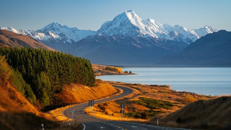 ニュージーランド南島のサザン・アルプスの山並み/martin davies/500px/Getty Images