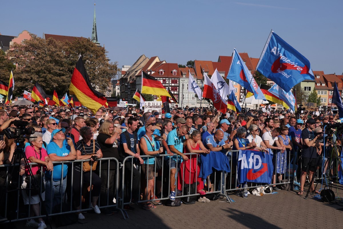 選挙集会集会に参加するＡｆＤの支持者ら＝１日、ドイツ東部チューリンゲン州/Sean Gallup/Getty Images