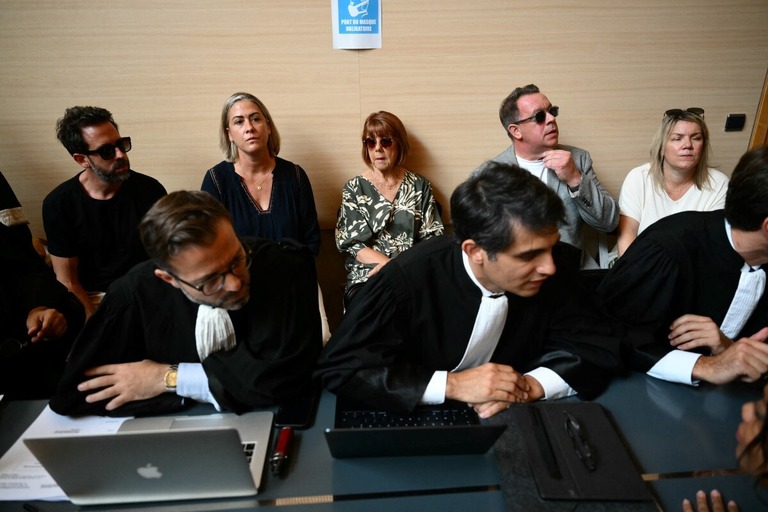 フランス・アビニョンの裁判所にいるジゼルさん（中央）/Christophe Simon/AFP/Getty Images