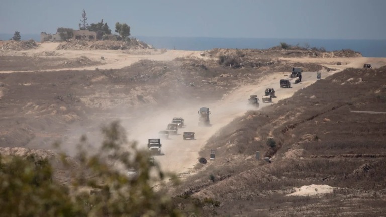 ガザ地区との境界沿いを移動するイスラエル軍の車列＝８月２１日、イスラエル南部/Amir Levy/Getty Images/File