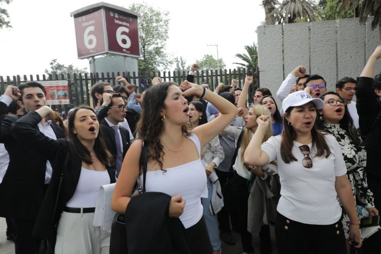 司法制度改革案に反対する法学部の学生/Ian Robles/Eyepix Group/LightRocket/Getty Images