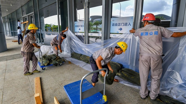 台風１１号の接近に備え、海南島の港湾施設の周囲に土嚢を設置する作業員/Luo Yunfei/China News Service/VCG/Getty Images