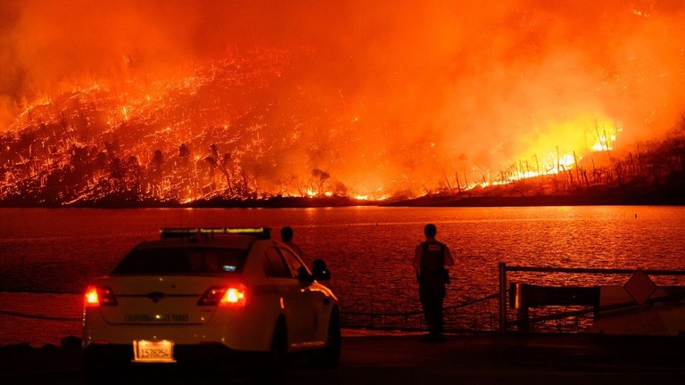 今年７月に米カリフォルニア州で発生した山火事の様子/Josh Edelson/AFP/Getty Images