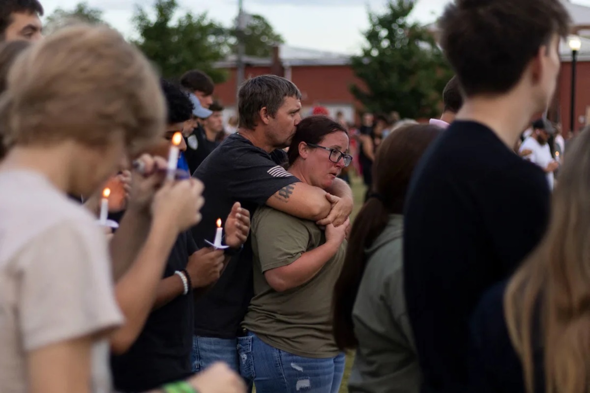 銃乱射事件での犠牲者を悼む人々/Christian Monterrosa/AFP/Getty Images