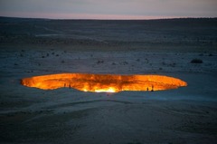 ５０年ほど前、旧ソ連の調査団が天然ガスを掘削した際に連鎖反応を引き起こし、この巨大な燃えさかる穴ができたとされる